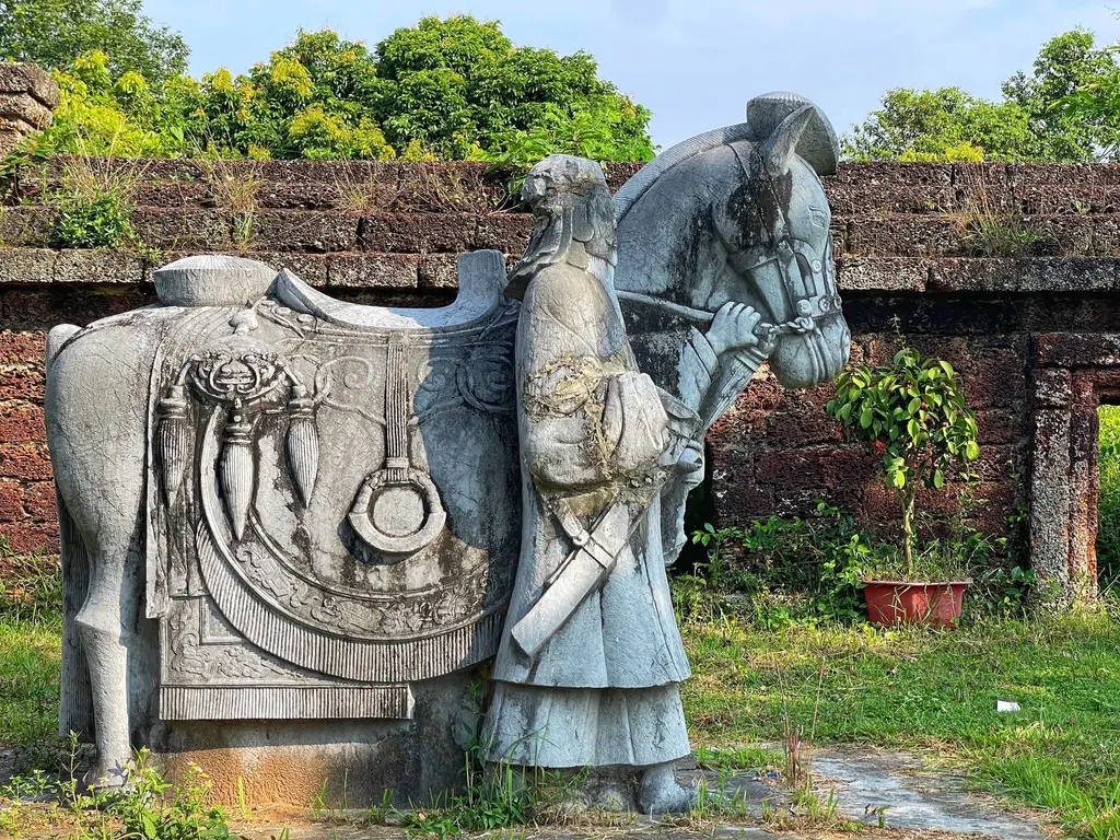 Cận cảnh tượng quan hầu trong lăng Dinh Hương