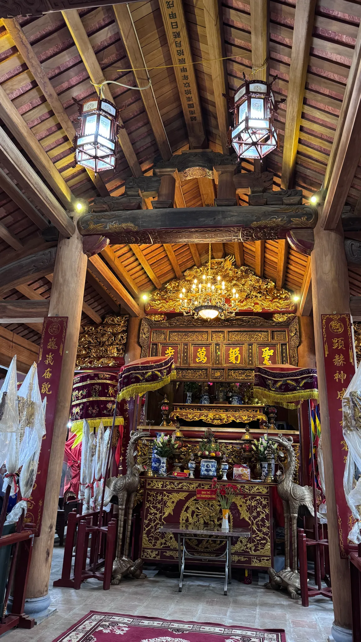 Không gian trong đại đình Kiều Mai
