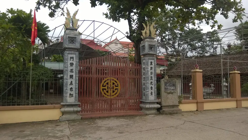 Cảnh quan bên trong di tích Đền Mẫu thôn Quế Dương