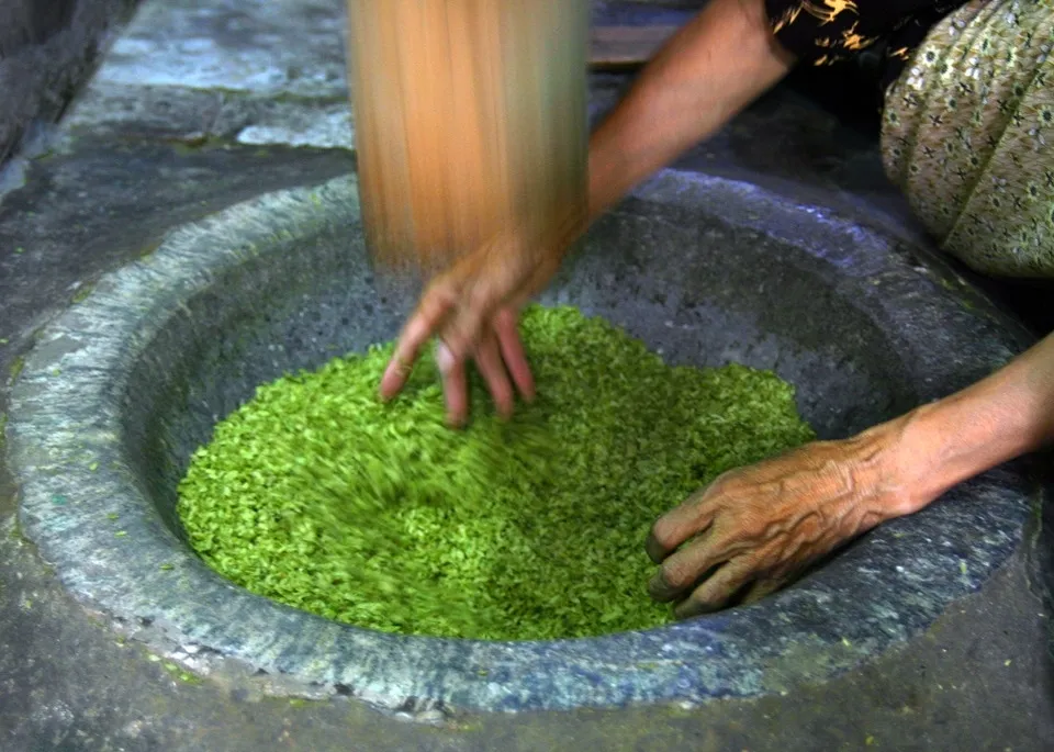 Công đoạn làm cốm làng Vòng