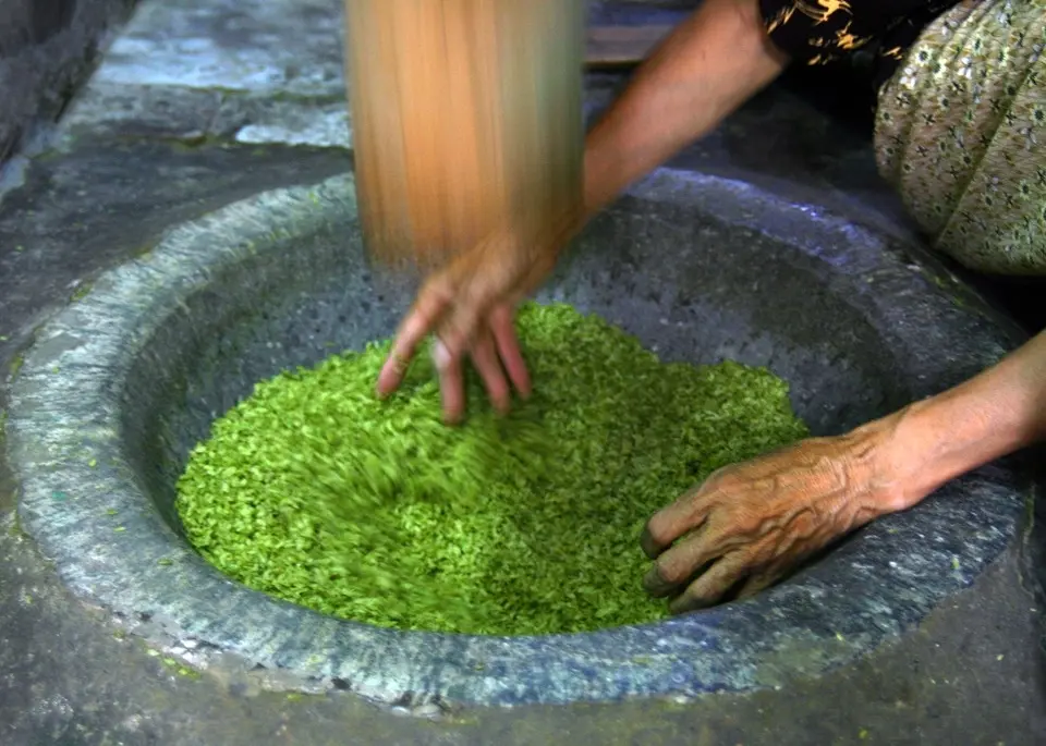 Công đoạn làm cốm làng Vòng