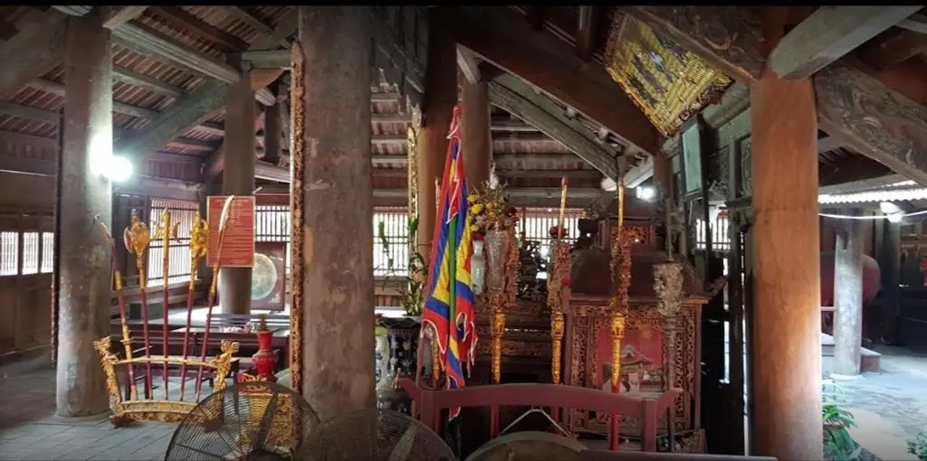 Không gian bên trong Đình Huề Trì