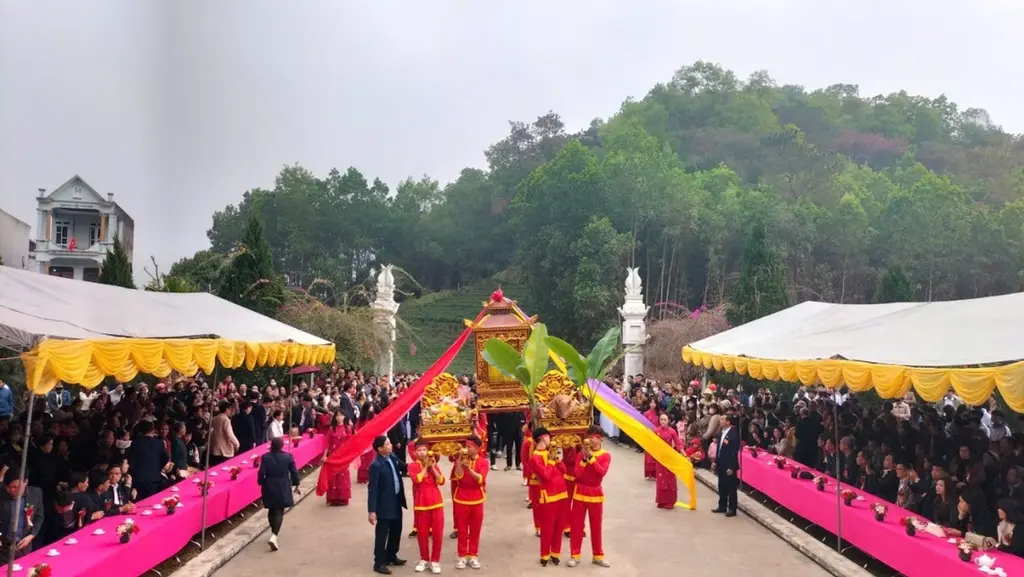 Lễ rước kiệu Lễ hội Núi Văn – Núi Võ