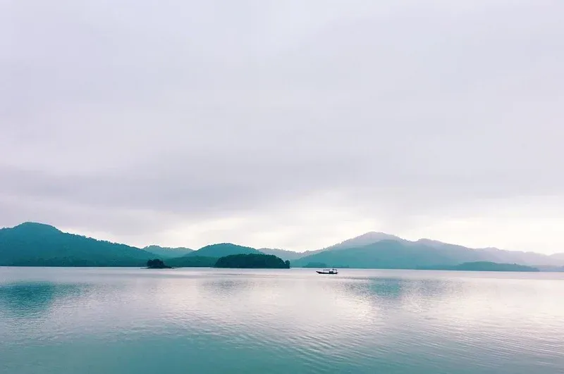 Quang cảnh tại Hồ Kẻ Gỗ