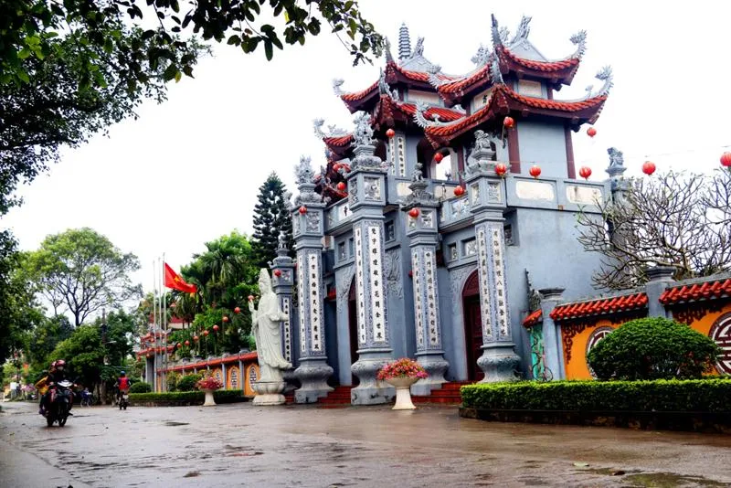 Không gian bên ngoài cổng chùa Thái Lạc, Hưng Yên