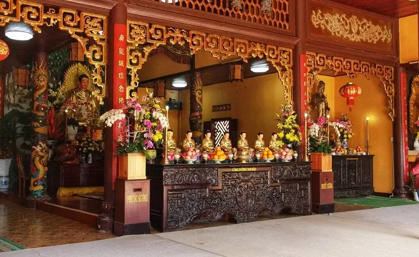 Không gian bên trong Chùa Linh Quang
