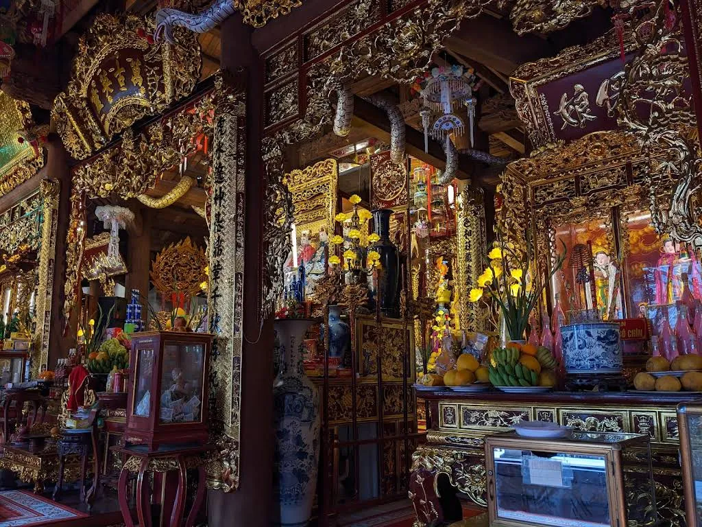 Không gian cảnh quan bên trong di tích Đền Định Công Hạ