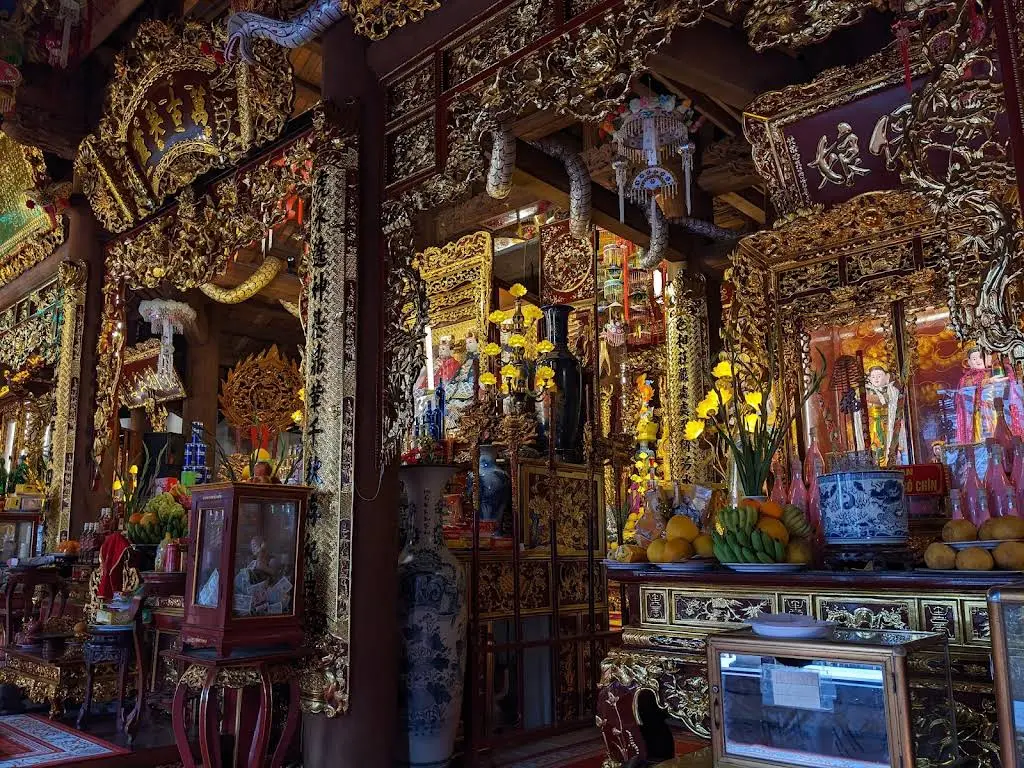 Không gian cảnh quan bên trong di tích Đền Định Công Hạ
