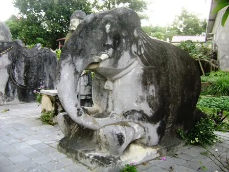 Tượng voi quỳ bằng đá tại Lăng quận Mãn