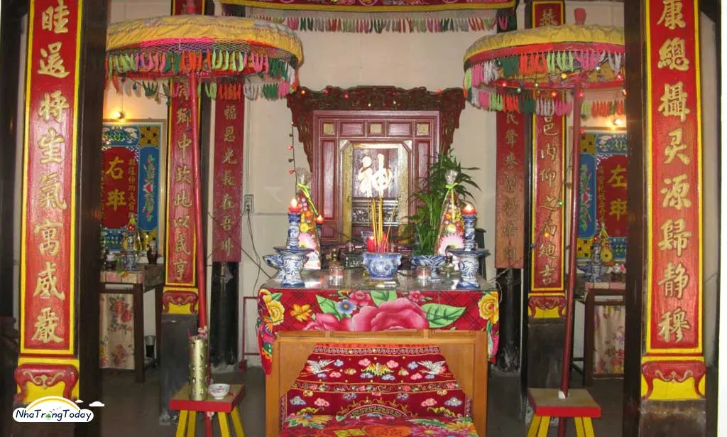 Ban thờ bên trong Miếu thờ Trịnh Phong