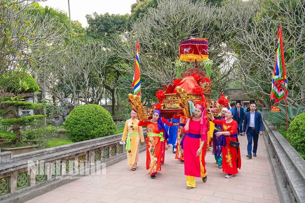 Lễ mở cửa đền là nghi thức đầu tiên trong các hoạt động của Lễ hội Hoa Lư