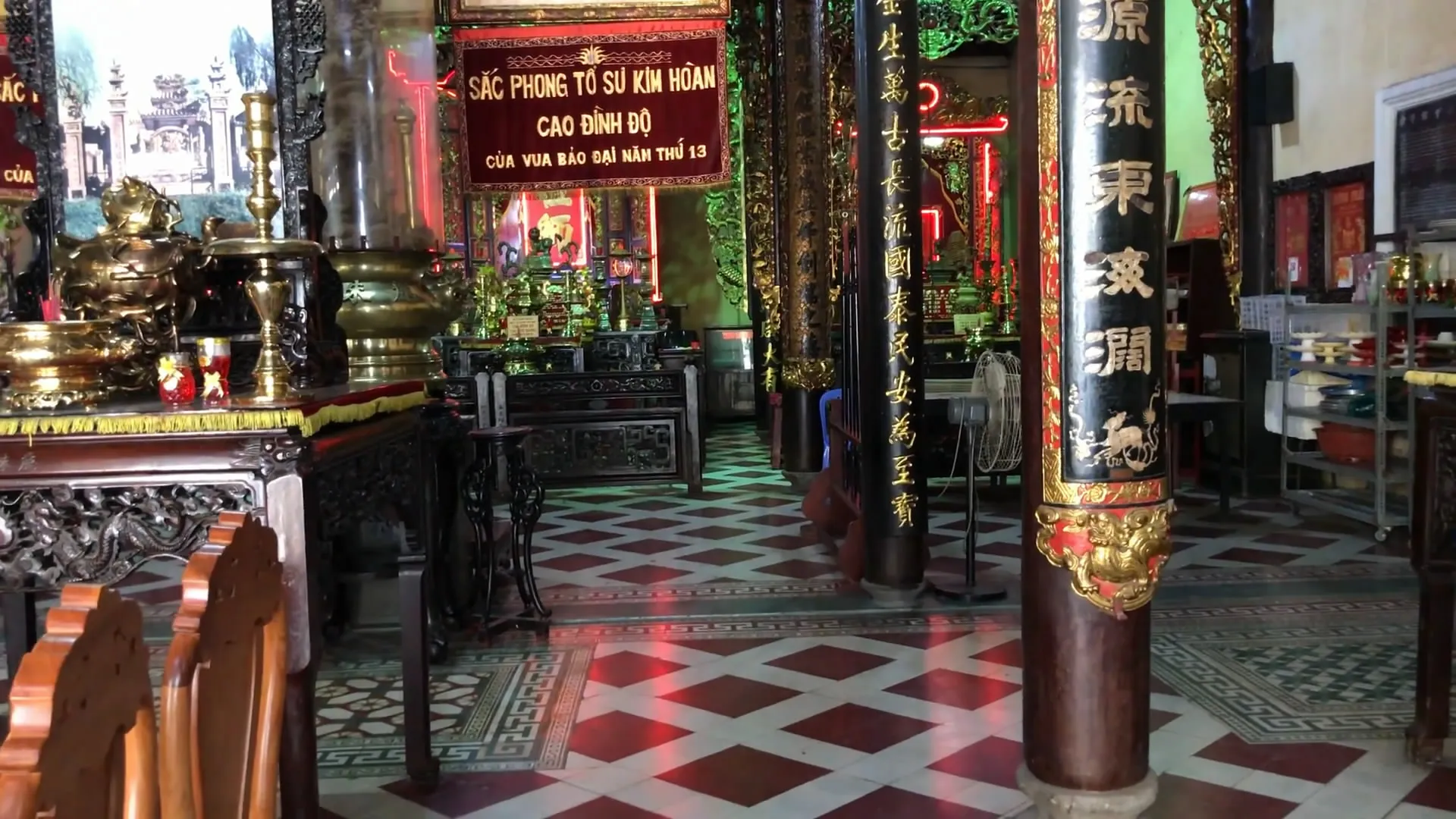 Bên trong Lệ Châu Hội Quán