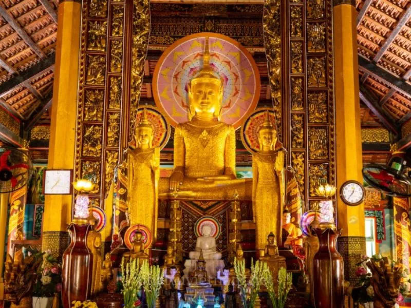 Bên trong Chùa Âng