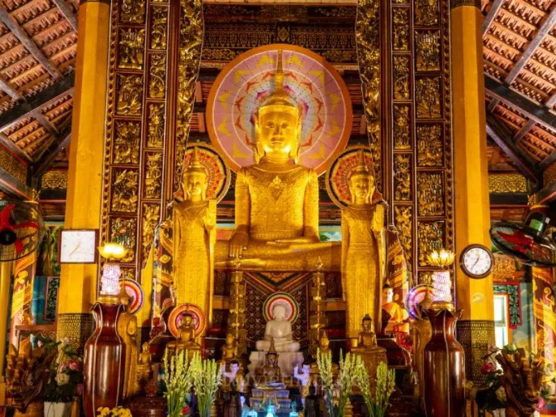 Bên trong Chùa Âng