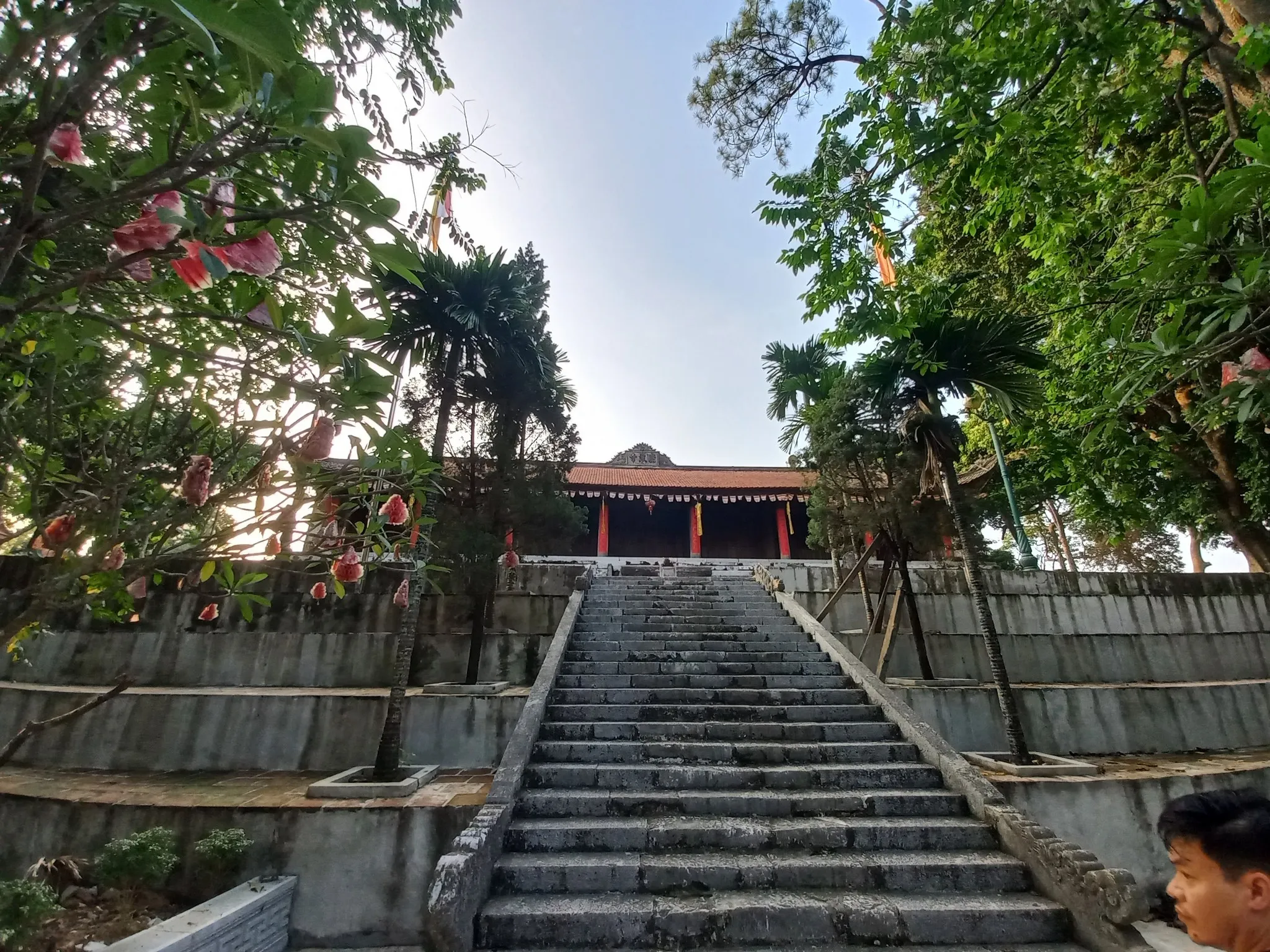 Chính Điện Chùa Trăm Gian nhìn từ dưới lối lên