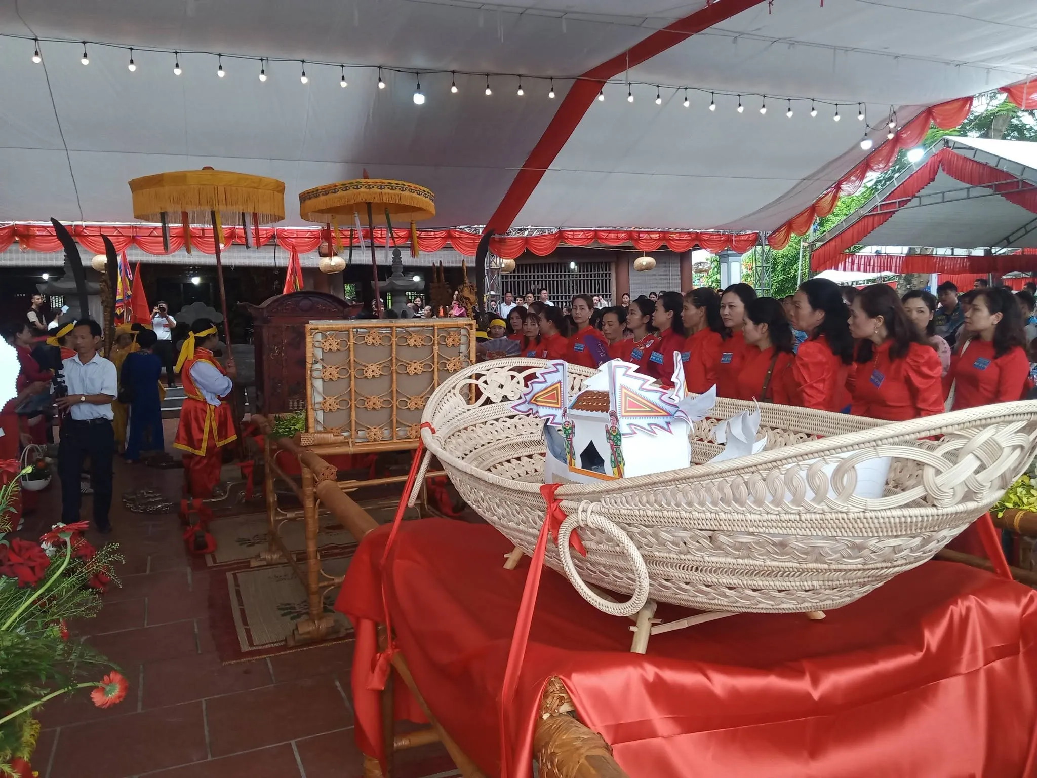 Kiệu rước hội đình làng Phú Vinh 8/2026