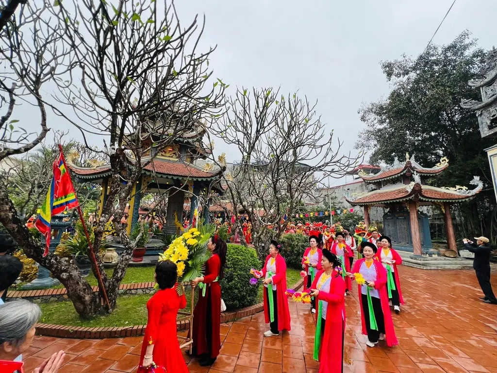 Khung cảnh Lễ hội lăng miếu Đôn Nghĩa