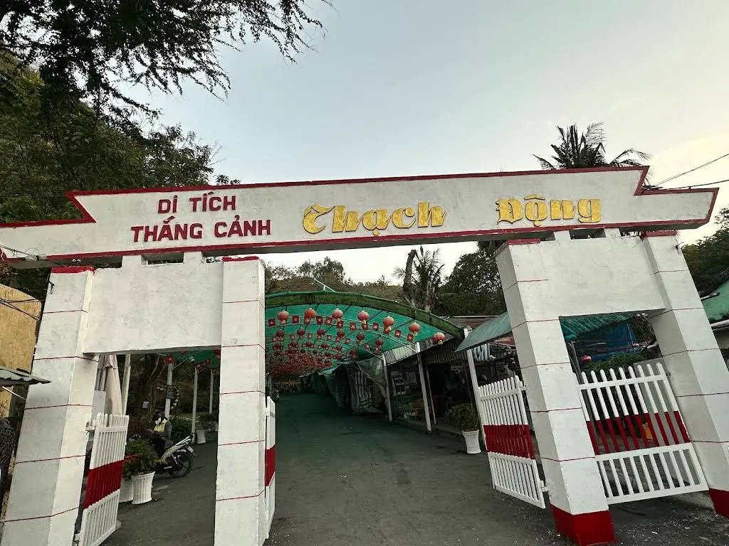 Không gian cảnh quan cổng di tích Thạch Động