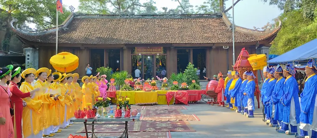 Khung cảnh Lễ hội Đền Suối Mỡ