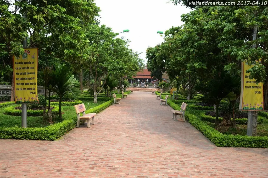 Lối dẫn vào Chùa Lại Yên