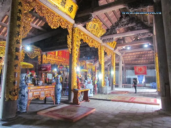 Không gian bên trong Đình Lưu Khê