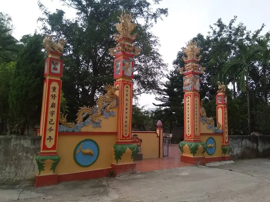 Cổng tam quan di tích Đình Võ Lao (Đinh Thượng)