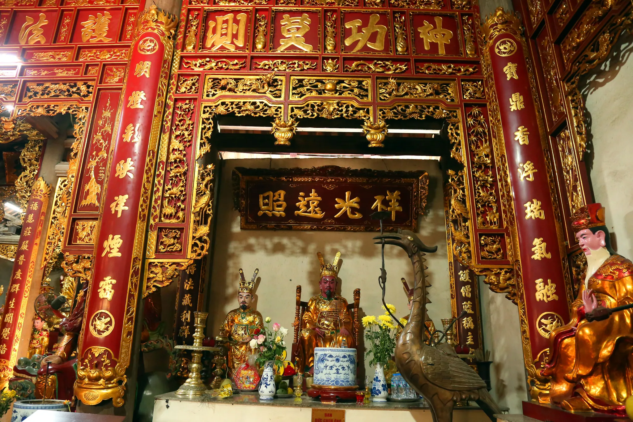 Ban thờ Đức Chúa Ông chùa Thanh Lâm