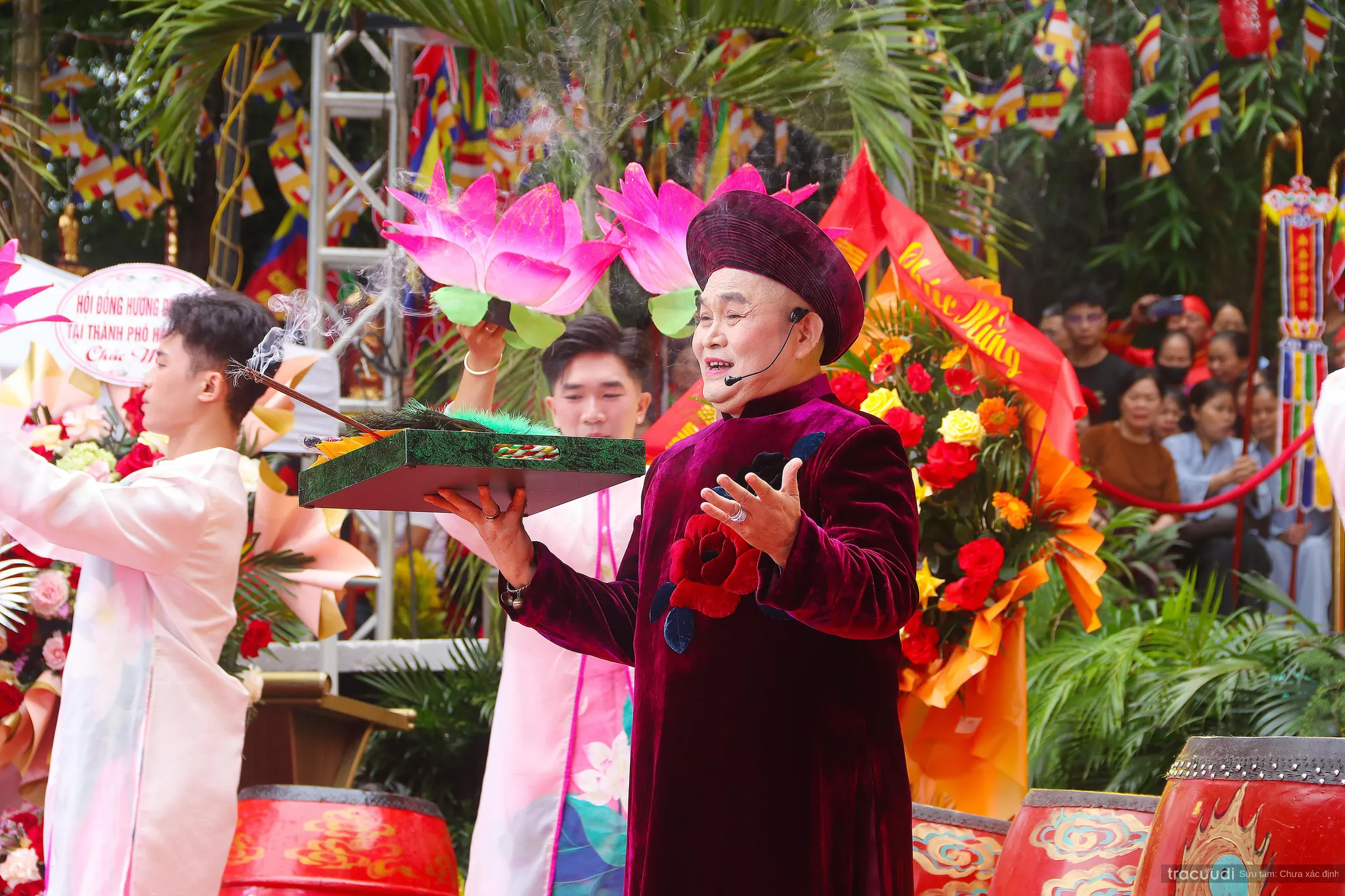 Nghệ sĩ biểu diễn trong Lễ hội chùa Đọi Sơn