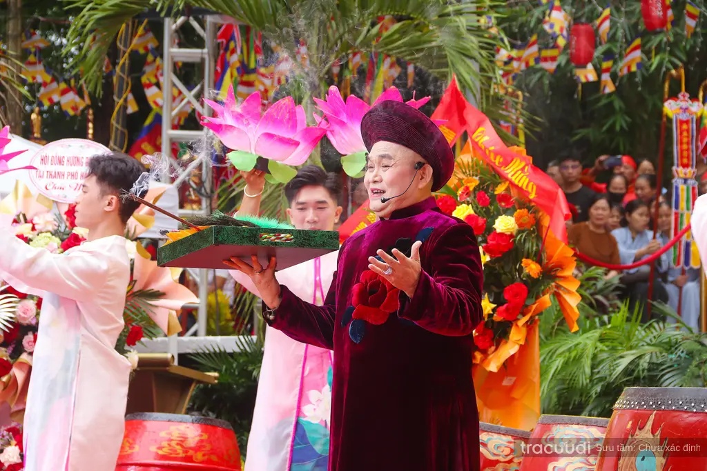 Nghệ sĩ biểu diễn trong Lễ hội chùa Đọi Sơn