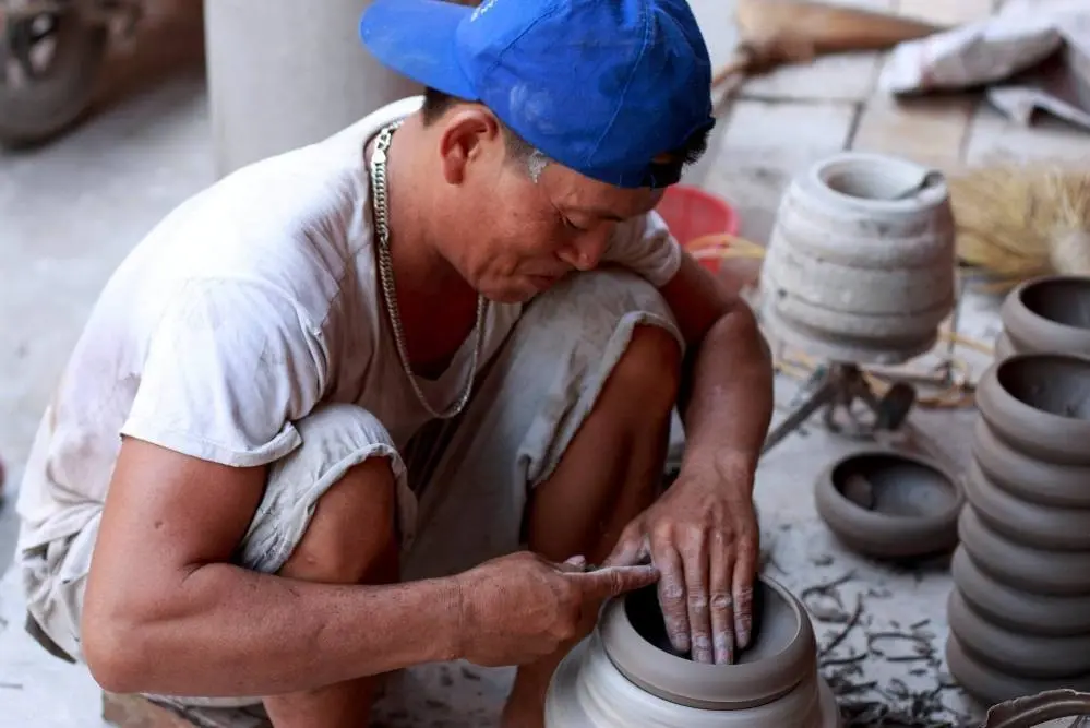 Công đoạn tạo hình gốm sứ Kim Lan