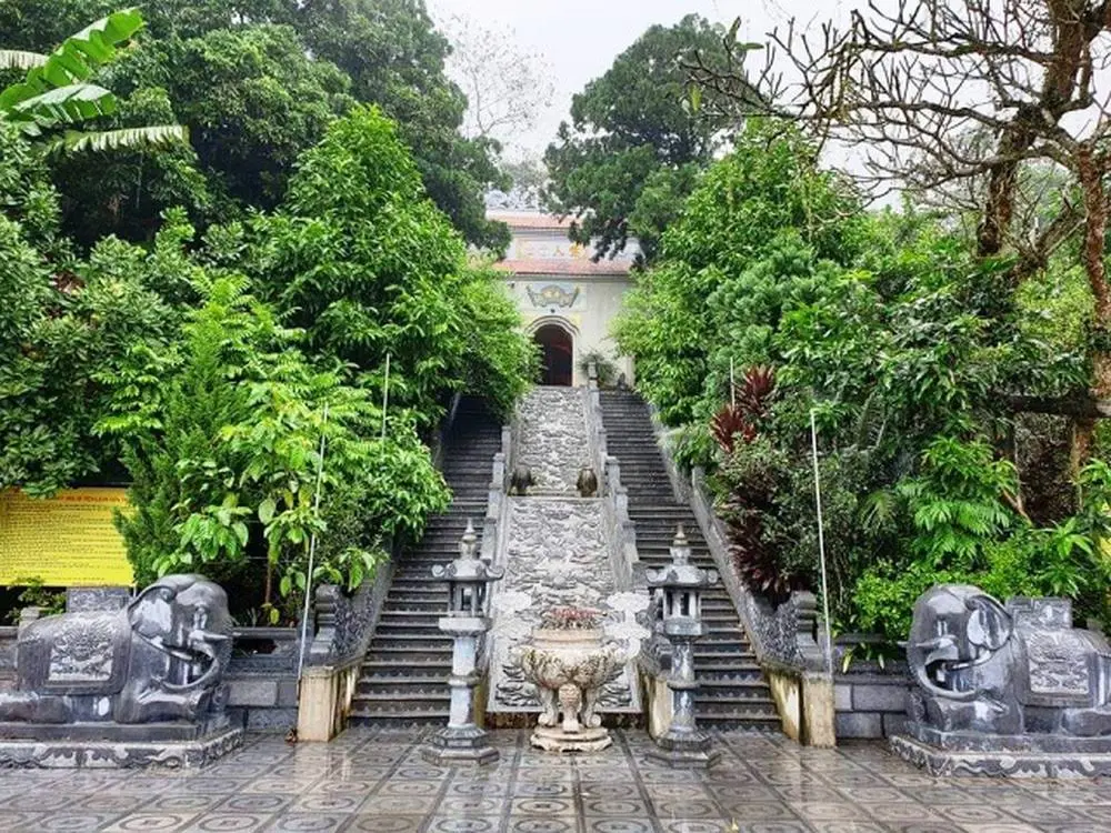 Cảnh quan di tích Đền Trung