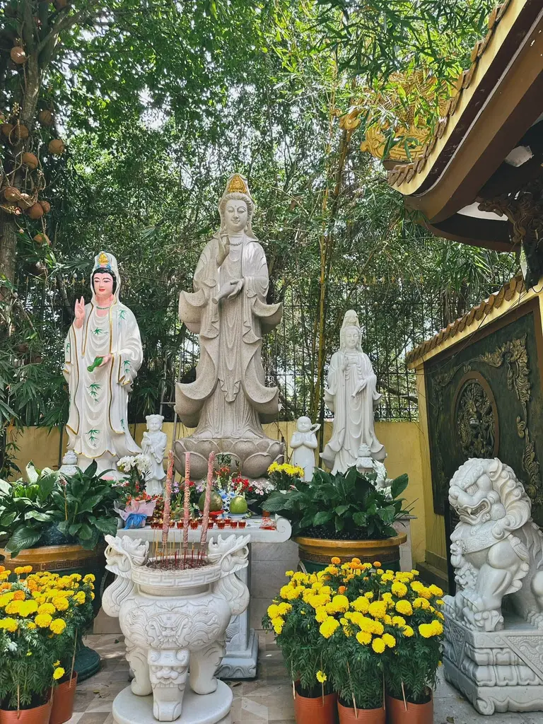 Tượng Phật Quan Âm bên ngoài Chùa Pháp Tạng