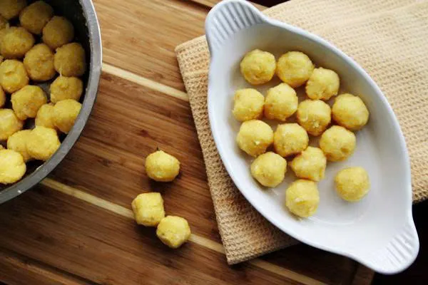 Nhân ngọt là đỗ xanh nấu chín, xào đường màu cánh kiến, thường có thêm cả vừng, dừa.