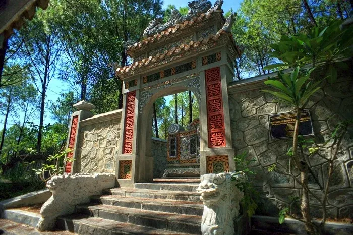 Cổng chính Lăng vua Hiệp Hòa
