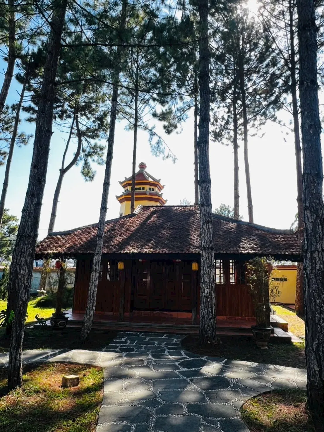Khung cảnh tại Chùa Linh Sơn