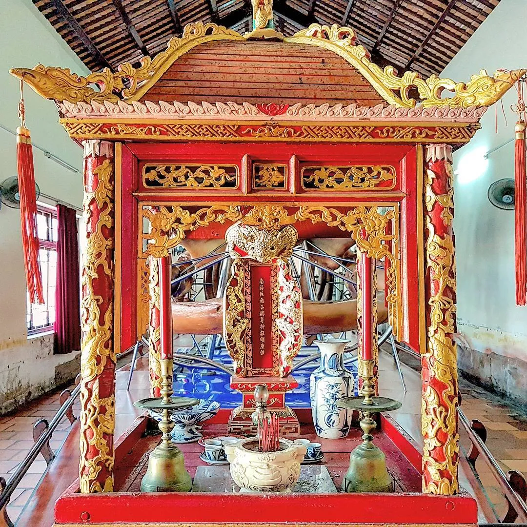 Bàn thờ của người dân dùng để cúng cá Ông tại Dinh Vạn Thủy Tú