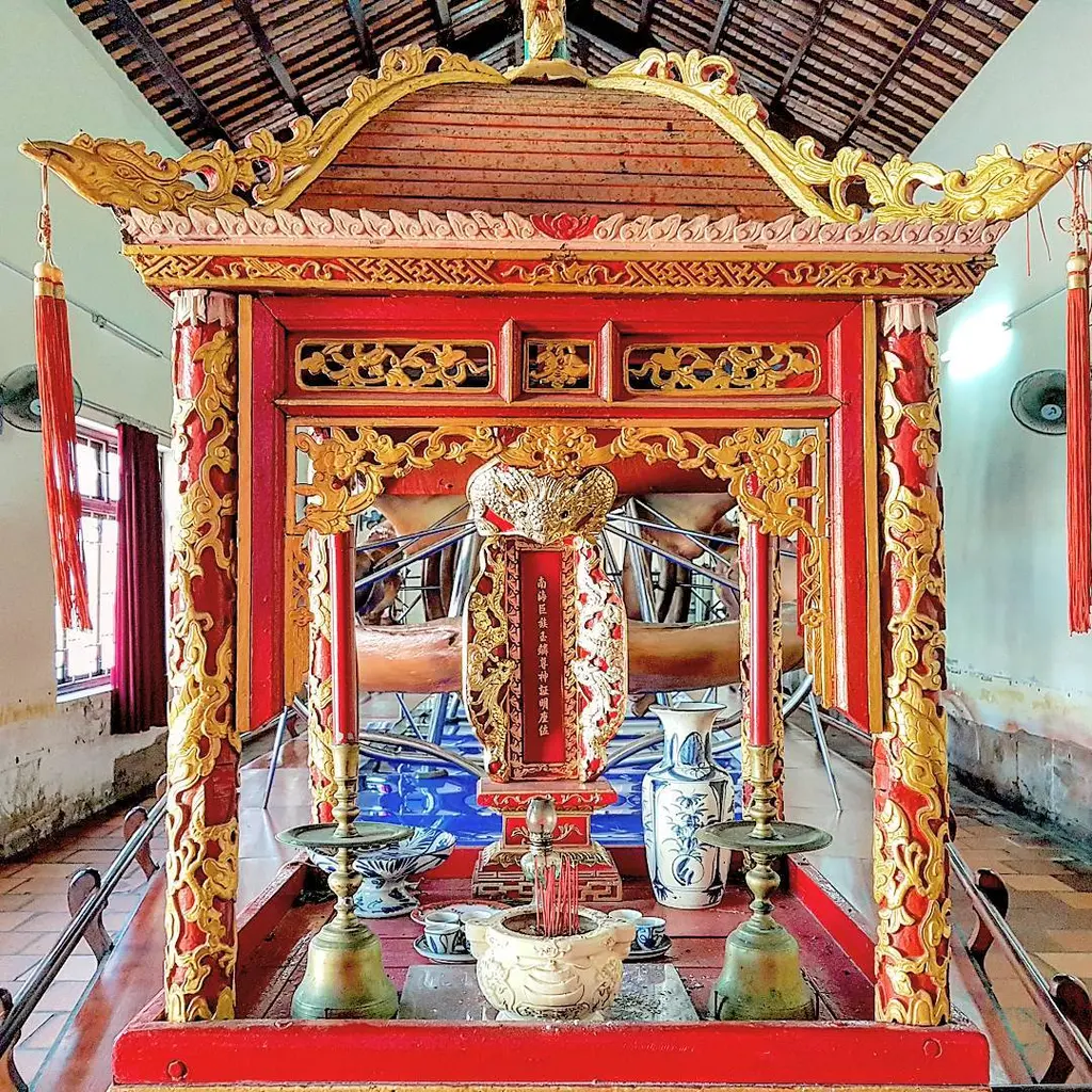 Bàn thờ của người dân dùng để cúng cá Ông tại Dinh Vạn Thủy Tú