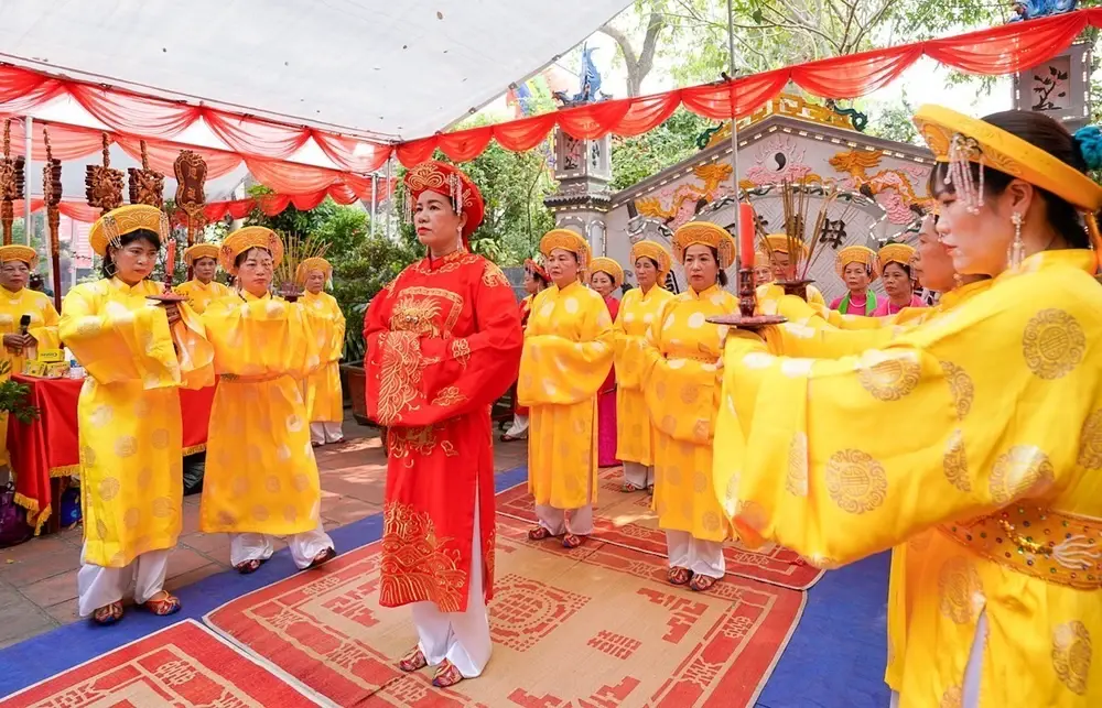 Dâng lễ Hội đền, chùa Bà Tấm