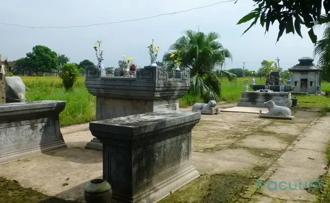 Cảnh quan Lăng đá Quận Vân