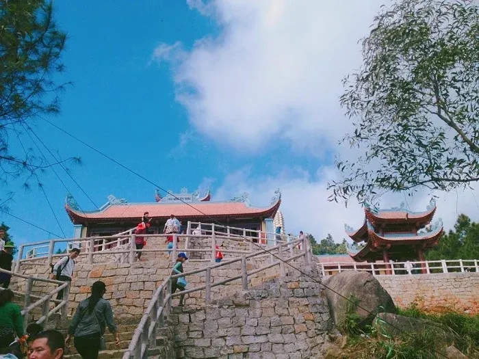 Lối lên Chùa Hương Tích