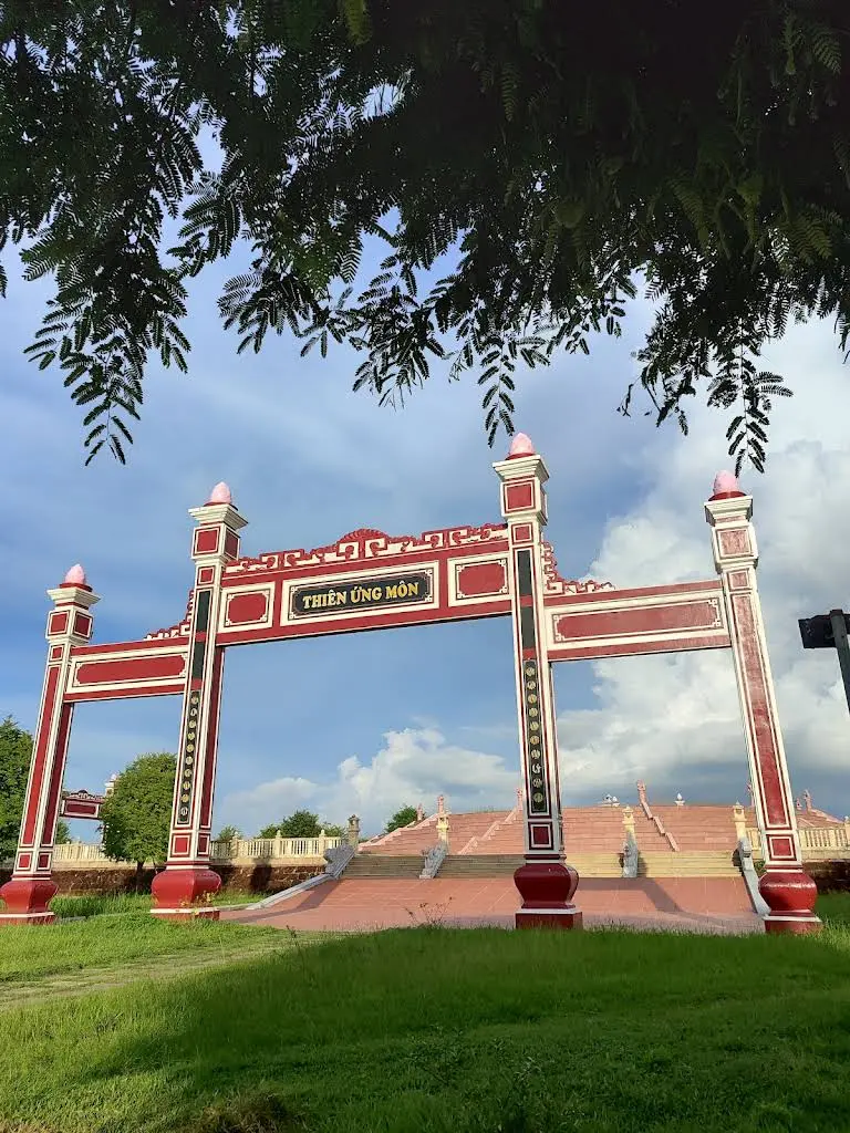 Cổng thiên ứng môn trong di tích Từ Đường Bùi Thị Xuân