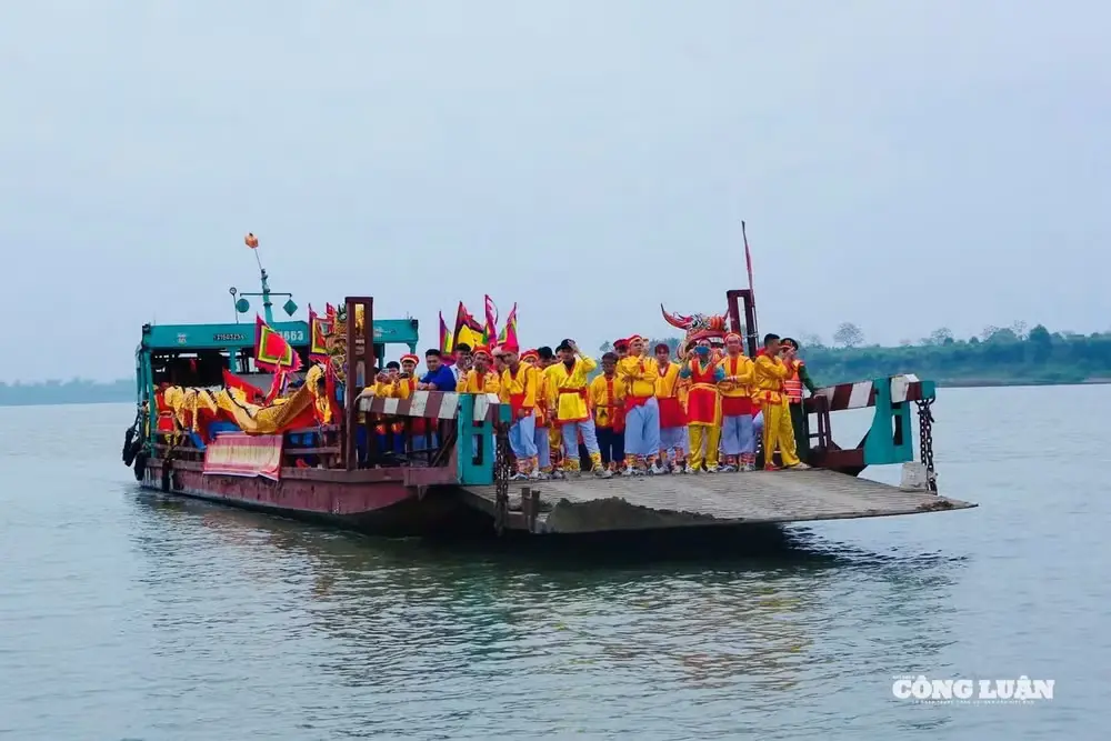 Quang cảnh lễ rước nước tại Lễ hội Chử Đồng Tử - Tiên Dung
