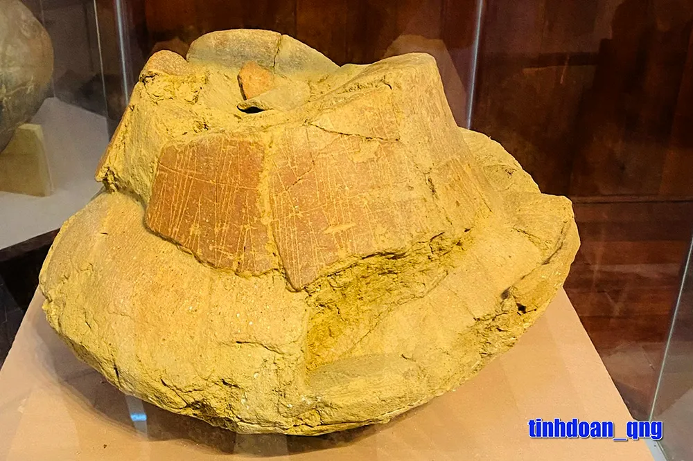 Mộ vò tại nhà trưng bày văn hóa Sa Huỳnh