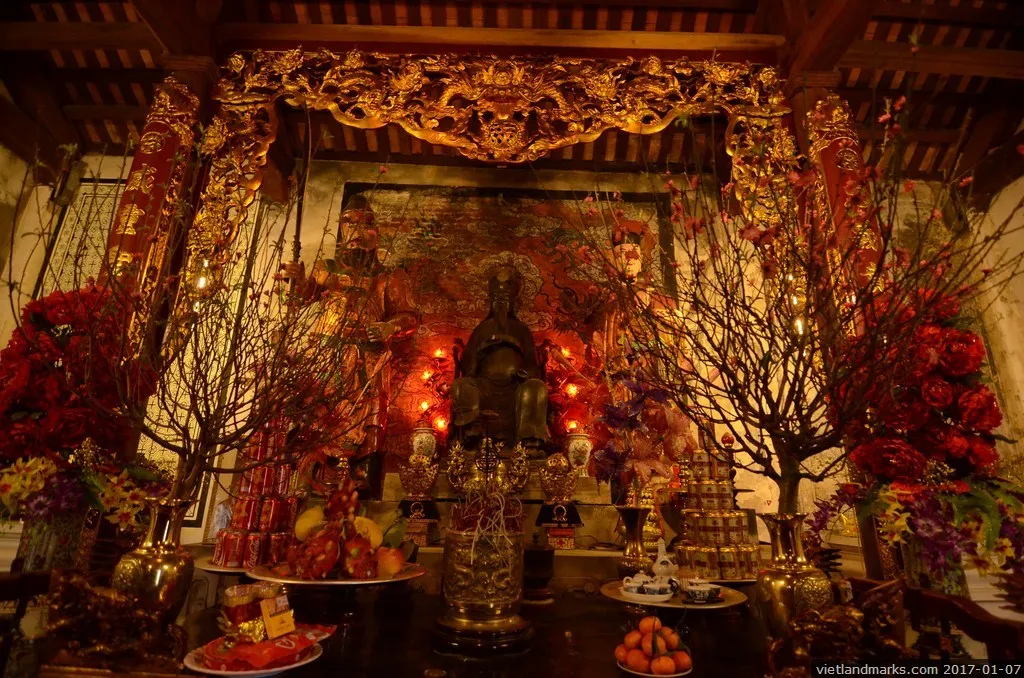 Ban thờ bên trong Đền Quan Đế