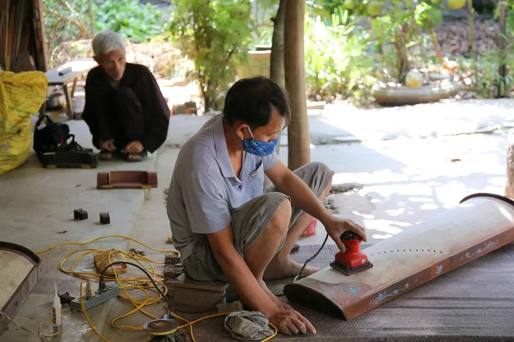 Công đoạn làm ra chiếc nhạc cụ dân tộc truyền thống Đào Xá