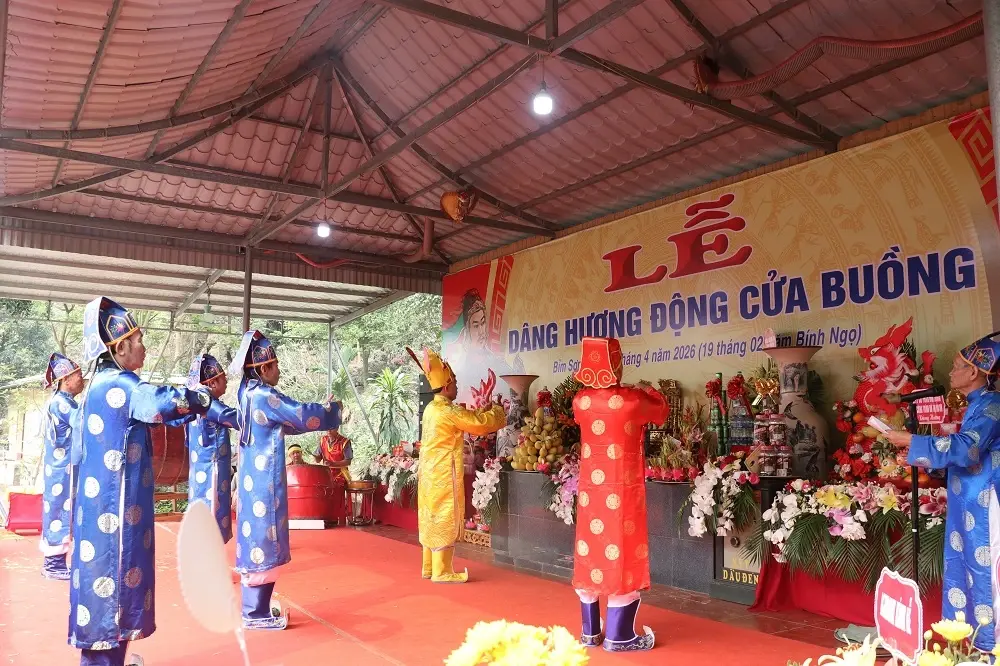 Nghi thức tế lễ tại Lễ dâng hương Động Cửa buồng