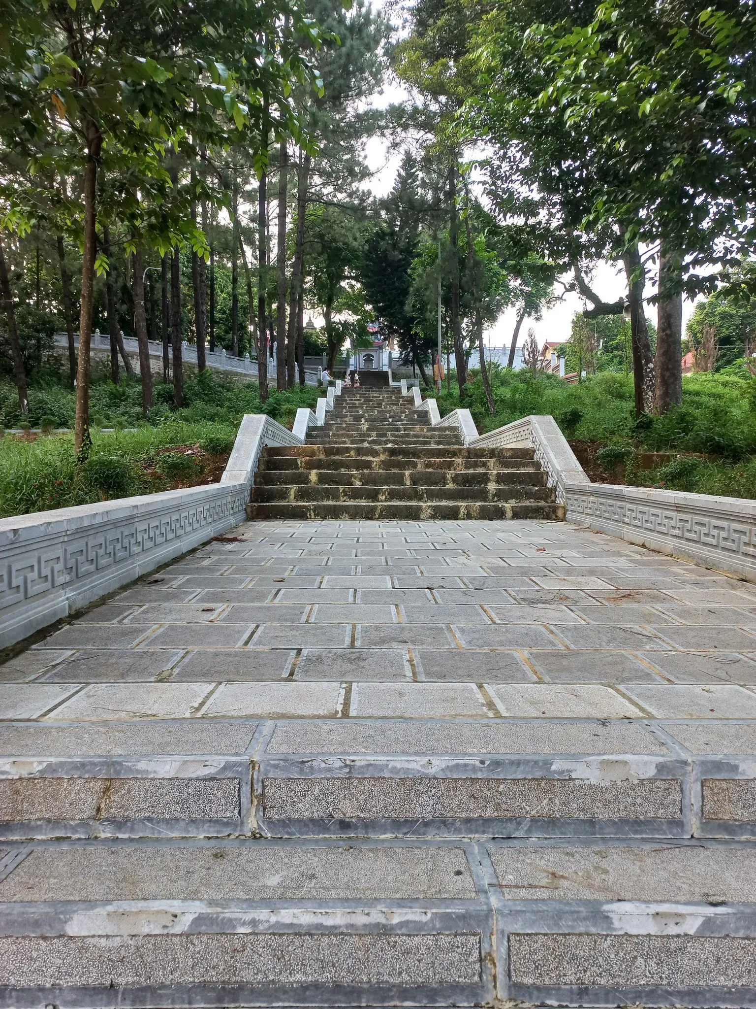 Lối lên Chùa Trăm Gian