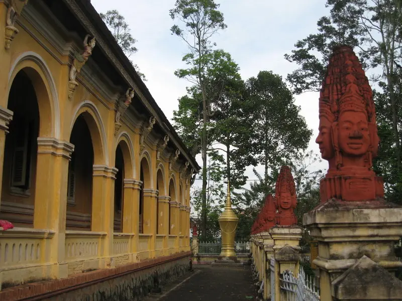 Hành lang kiến trúc Colonial tại Chùa Kom Pong