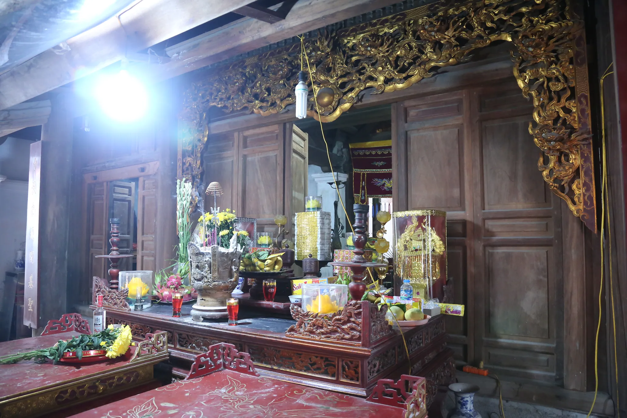 Một ban thờ trong đình Hòe Thị