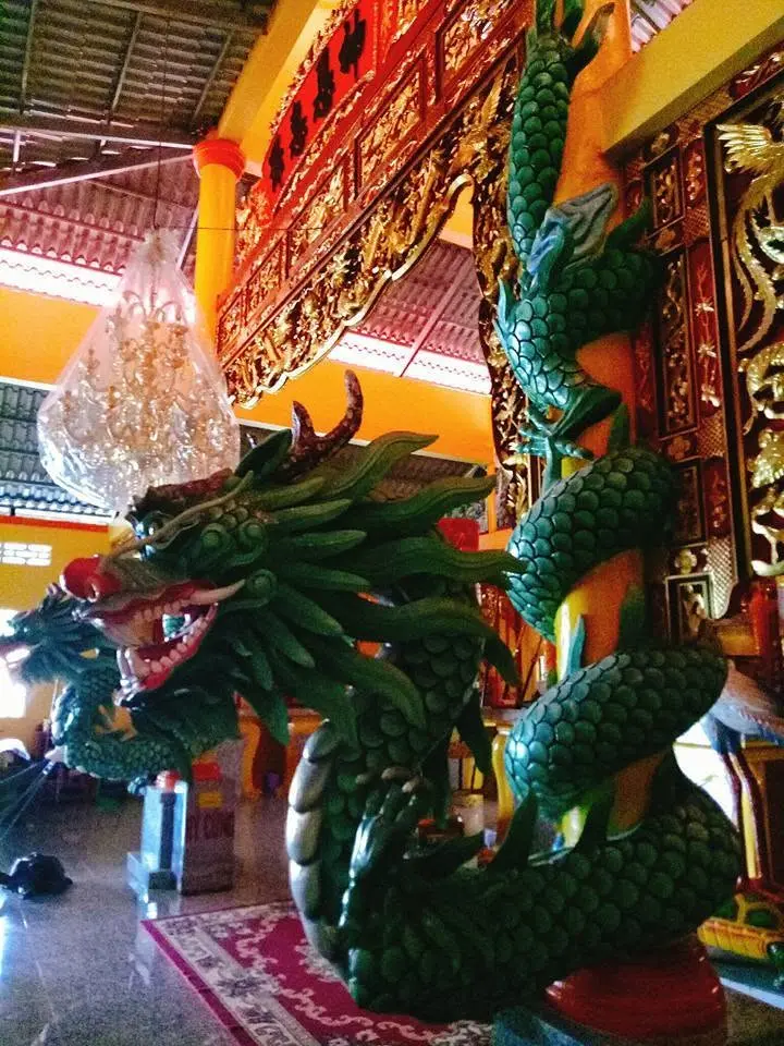 Phù điêu rồng bên trong Đình Cần Đăng